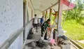Babinsa Koramil 04/Rainis Bersama Satgas dan Warga Gotong Royong Renovasi Gedung SMK-7 Dapihe di Kepulauan Talaud
