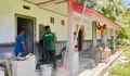 Babinsa Koramil 04/Rainis Bersama Satgas dan Warga Gotong Royong Renovasi Gedung SMK-7 Dapihe di Kepulauan Talaud
