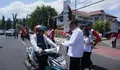 ​Semarakkan HUT RI ke-81, Wawali Richard Sualang Bagikan Bendera Merah Putih ke Warga Manado