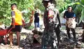 Wujud Kemanunggalan TNI dengan Rakyat, Babinsa Koramil 1312-01/Kabaruan Gelar Kerja Bakti Pembangunan Jembatan Penghubung Desa