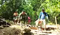 Wujud Kemanunggalan TNI-Rakyat Babinsa Dan Warga Bersinergi Bangun Jembatan