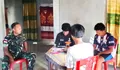 Babinsa Koramil 08/ Melonguane Melaksanakan Keguatan Komsos Dengan Warga Dan Pantau Wilayah Binaan