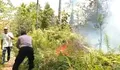 Gerak Cepat Hadapi Si Jago Merah! Polsek Rainis dan Warga Bahu-Membahu Padam Karhutla 20 Hektar