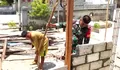 Karya Bakti Skala Besar Babinsa Koramil 04/Rainis Bantu Dalam Giat Rehab RTLH