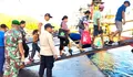 Pastikan Aktivitas Bongkar Muat Aman, Babinsa Pantau Kapal Penumpang di Pelabuhan