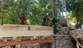 Dukungan Infrastruktur Desa, Babinsa Koramil 1312-01/Kabaruan Bersama Warga Damau Gelar Karya Bhakti Pembangunan Jembatan