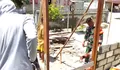 Jalin Kebersamaan, Babinsa dan Warga Bantu Bangun RTLH