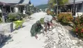 Anggota TNI, Pemerintah Desa dan Warga Pasang Paving Blok Pembuatan Jalan Desa Tabang
