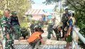 Anggota Koramil 1312-03/Beo Bersama Warga Melaksanakan Karya Bhakti Pembuatan Jembatan