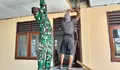 Babinsa Bersama Warga Dan Anggota Satgas Karya Bakti Renovasi Gedung Sekolah SD Piniel Rainis