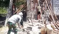 Tingkatkan Kesejahteraan Warga, Babinsa Bantu Pembangunan Penerima RTLH