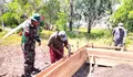 Koramil 1312-01/Kabaruan Aktif Mendampingi Warga, Babinsa Desa Ighik Bantu Pembuatan Boplang dan Papan Maal Fondasi Rumah