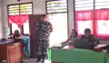 Pererat Sinergi di Bidang Pendidikan,Babinsa Koramil 1312-01/Talaud Gelar Komsos Bersama Guru SDN Satap Birang