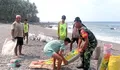 Babinsa Desa Pangeran dan Panulan Aktif Bantu Warga Angkut Material Pembangunan Rumah
