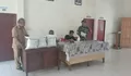 Babinsa Desa Binaan Serka Alfriden Deny Bee Dampingi Penyaluran Beras Bantuan di Desa Rarange
