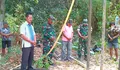 Anggota Koramil 04/Rainis Bersama Warga Desa Laksanakan Doa Dalam Penggalian Sumur Bor