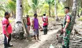 Babinsa Koramil 05/Essang Gelar Komsos Bersama Petani Kelapa