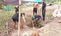 Satgas TMMD Bersama Masyarakat Gali Lubang Pondasi di Desa Bantik