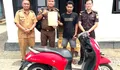 Kejari Bolmut Optimalkan Inovasi LABB KEBUT, Kembalikan Barang Bukti Motor kepada Masyarakat di Desa Paku Selatan