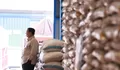 Usai Beri Arahan Ketua DPRD Se-Indonesia, Prabowo Sidak Gudang Bulog Danurejo Pastikan Stok Beras Aman
