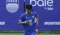 Enggan Saling Sikut di Persib, Ini Penilaian Dewangga terhadap Layvin Kurzawa
