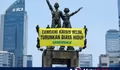 Greenpeace Panjat Monumen Bundaran HI, Tuntut Krisis Iklim dan Biaya Hidup Jadi Prioritas