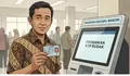 Jenal Mutaqin Serahkan e-KTP Perdana dan Akta Kelahiran Bayi yang Lahir pada HJB 544