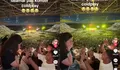 Romantis! Momen Devalia Mesha Dilamar Sang Kekasih di Tengah Konser Coldplay Jakarta