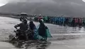 Viral Video Gegara Nekat Terobos Banjir, Sejumlah Motor Warga Terjebak di Lautan Pasir Bromo