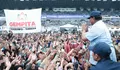 Salut, Prabowo Terharu Warga Bandung Setia Menunggu walau Hujan