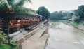 Yuk Rasakan Sensasi Tempat Wisata dengan View Sungai Selagi Menikmati Berbagai Macam Kuliner di Ah Poong Sentul, Masuknya Gratis Loh! 