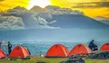 Pemandangan Camping Ground ini Pasti Bikin Betah, Apalagi Dimanjakan dengan View Gunung dan Alam yang Menyejukan!
