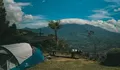 Sekali Liat Pasti Langsung Jatuh Cinta! Tempat Camping ini Emang Gokil Abis, Langsung Dikasih View Pegunungan Pangrango yang Megah