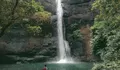 Dikelilingi Tebing Batu yang Indah, Siapa Sih yang Gak Langsung Jatuh Cinta Sama Air Terjun Sukabumi Ini!