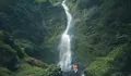 Keindahan Curug Subang yang Gak Boleh Dilewatkan Ini Pancarkan Kemegahan Air Terjun dengan Ketinggian 40 Meter!