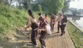 Cara SDN Pengasinan 3 Sambut Hari Pramuka, Bersihkan Semua Lingkungan Sekolah Sampai ke Situ Pengasinan Depok 