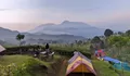 Sambut Awal Tahun dengan Habiskan di Tempat Camping yang Suguhkan Pemandangan Kebun Teh Sesyahdu Ini!