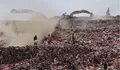 Warga Keluhkan Bau Sampah TPA Cipayung Depok : Pengelola Sebar 250 Kilogram Pasir Zeolit Setiap Hari