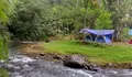 Hidden Gem Tempat Camping Pinggir Sungai di Bogor yang Suasananya Masih Asri dan Syahdu Abis!