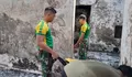 Yonif 328 Gelar Karya Bakti Bersihkan Sisa Kebakaran di Pancoranmas Depok, Turunkan Satu Regu