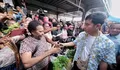 Ke Jayapura, Cawapres Gibran Ketemu Pedagang Pasar Pharaa Sentani, Bareng Istri Borong Sagu