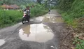 Udah Kayak Kolam Ikan! Jalan Jambu-Gobang di Rumpin Bogor Rusak Parah dan Bahayakan Pengendara