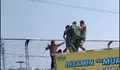 Dramatis! Warga Dibantu Anggota TNI Gagalkan Pria Hendak Lompat dari Jembatan Ceger Bogor