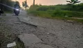 Hiks, Sudah Belasan Tahun Warga Bungurjaya Purwakarta Tambal Jalan Rusak Secara Swadaya