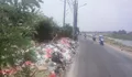 Duh.. Sampah Berserakan di Pinggir Jalan Desa Bengle Karawang Ganggu Warga, Pemdes Diminta Jangan Tutup Mata