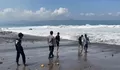Gelombang Tinggi Masih Terjadi di Pesisir Selatan Sukabumi, Ketinggian hingga 3 Meter dan Bawa Sampah ke Pantai
