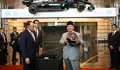 Prabowo Dihadiahi Helm F1, Tertawa Lepas Bareng PM Malaysia Gegara Pajangan Mobil