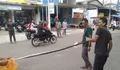 Warga Sagaranten Sukabumi Geger! Muncul Ular Piton Besar di Pusat Keramaian