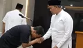 Tarawih Keliling di Jatibening, Wali Kota Bekasi Tri Adhianto Serahkan Ijazah Pelajar Tertahan 10 Tahun di Sekolah
