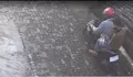 Mau Berangkat Sekolah, Warga Kemang Malah Jadi Korban Curanmor, Aksi Pelaku Terekam CCTV